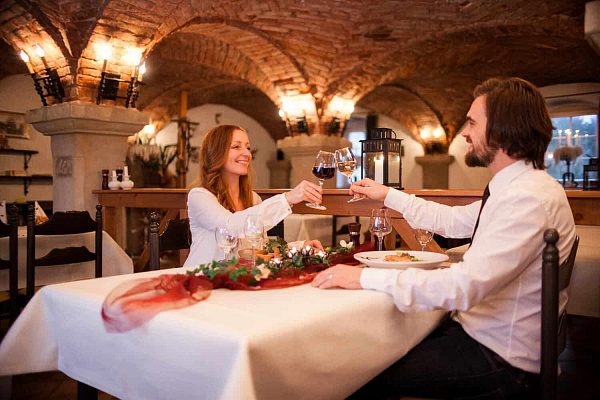 Романтическое свидание в ресторане в Оренбурге. Ultra Подарки. Купить романтическое свидание в ресторане в Оренбурге. Подарите самым близким незабываемые моменты и признайтесь в искренних чувствах. Сервис UltraPodarki.ru 8-800-505-95-30. Романтическое свидание в ресторане в Оренбурге, свидание в Оренбурге, свидание в ресторане, сертификат на свидание в ресторане, сертификат на свидание в Оренбурге, купить свидание, купить свидание Оренбург, первое свидание, девушка свидание, хороший ресторан, романтический ресторан, романтический вечер, романтический ужин, романтические любимому, романтическая музыка