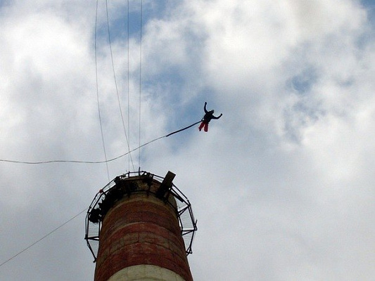 Роупджампинг - прыжки с верёвкой в Оренбурге. Подарочные сертификаты Ultra Подарки. Роупджампинг в Оренбурге - Экстремальный оригинальный подарок или подарочный сертификат на Роупджампинг - прыжки с верёвкой. Сервис UltraPodarki.ru 8-800-505-95-30. роупджампинг Оренбург, прыжок веревка Оренбург, роупджампинг, прыжок веревка, прыжок с веревкой, Подарок, подарочный сертификат, экстрим, экстремальный подарок
