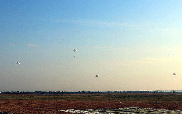 Купить прыжок с парашютом в тандеме в Оренбурге. Ultra Подарки. Купите сертификат на прыжок с парашютом в тандеме в Оренбурге, откройте мир новых впечатлений. Сервис UltraPodarki.ru 8 800 505 95 30. Прыжок с парашютом, прыжок с парашютом в Оренбурге, прыжок с парашютом стоит, прыжок с парашютом в Оренбурге стоит, прыжок с парашютом с инструктором, прыжок с парашютом с инструктором Оренбург, прыжок с парашютом цена, прыжок с парашютом цена Оренбург, сертификат на прыжок с парашютом, сертификат на прыжок с парашютом Оренбург, прыжок с парашютом в тандеме, прыжок с парашютом в тандеме Оренбург, купить сертификат на прыжок с парашютом Оренбург