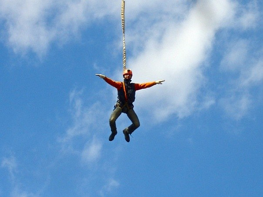 Роупджампинг - прыжки с верёвкой в Оренбурге. Подарочные сертификаты Ultra Подарки. Роупджампинг в Оренбурге - Экстремальный оригинальный подарок или подарочный сертификат на Роупджампинг - прыжки с верёвкой. Сервис UltraPodarki.ru 8-800-505-95-30. роупджампинг Оренбург, прыжок веревка Оренбург, роупджампинг, прыжок веревка, прыжок с веревкой, Подарок, подарочный сертификат, экстрим, экстремальный подарок