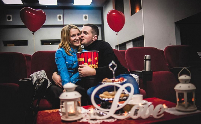 Романтическое свидание в кинотеатре в Оренбурге. Ultra Подарки. Купить романтическое свидание в кинотеатре в Оренбурге. Подарите самым близким незабываемые моменты и признайтесь в искренних чувствах. Сервис UltraPodarki.ru 8-800-505-95-30. Романтическое свидание в кинотеатре в Оренбурге, свидание в Оренбурге, свидание в кинотеатре, сертификат на свидание в кинотеатре, сертификат на свидание в Оренбурге, купить свидание, купить свидание Оренбург, первое свидание, девушка свидание, хороший кинотеатре, романтический кинотеатре, романтический вечер, романтический ужин, романтические любимому, романтическая музыка