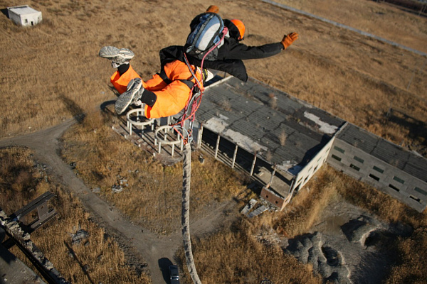 Роупджампинг - прыжки с верёвкой в Оренбурге. Подарочные сертификаты Ultra Подарки. Роупджампинг в Оренбурге - Экстремальный оригинальный подарок или подарочный сертификат на Роупджампинг - прыжки с верёвкой. Сервис UltraPodarki.ru 8-800-505-95-30. роупджампинг Оренбург, прыжок веревка Оренбург, роупджампинг, прыжок веревка, прыжок с веревкой, Подарок, подарочный сертификат, экстрим, экстремальный подарок