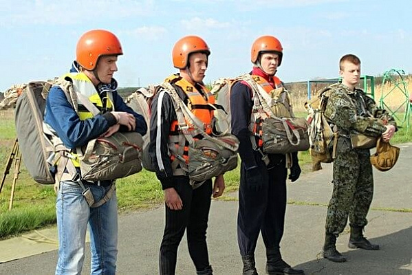 Купить прыжок с парашютом в тандеме в Оренбурге. Ultra Подарки. Купите сертификат на прыжок с парашютом в тандеме в Оренбурге, откройте мир новых впечатлений. Сервис UltraPodarki.ru 8 800 505 95 30. Прыжок с парашютом, прыжок с парашютом в Оренбурге, прыжок с парашютом стоит, прыжок с парашютом в Оренбурге стоит, прыжок с парашютом с инструктором, прыжок с парашютом с инструктором Оренбург, прыжок с парашютом цена, прыжок с парашютом цена Оренбург, сертификат на прыжок с парашютом, сертификат на прыжок с парашютом Оренбург, прыжок с парашютом в тандеме, прыжок с парашютом в тандеме Оренбург, купить сертификат на прыжок с парашютом Оренбург