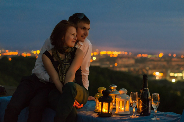 Романтическое свидание на крыше в Оренбурге. Ultra Подарки. Купить романтическое свидание на крыше в Оренбурге. Подарите самым близким незабываемые моменты и почувствуйте друг друга ещё ближе. Сервис UltraPodarki.ru 8 800 505 95 30. Романтическое свидание на крышев Оренбурге, свидание на крышев Оренбурге, свидание, сертификат на свидание на крыше, сертификат на свидание в Оренбурге, купить свидание на крыше, купить свидание Оренбург